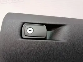 BMW M3 F80 Panelės stalčiuko/lentinėlės paklotėlis 