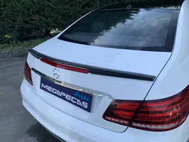 Mercedes-Benz E C207 W207 Takaluukun/tavaratilan kansi 