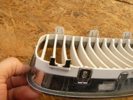 BMW 1 E81 E87 Grille calandre supérieure de pare-chocs avant 51137179656