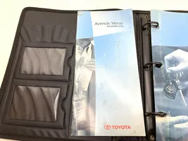Toyota Avensis Verso Käyttöopas 