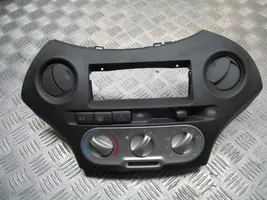 Toyota Yaris Konsola środkowa / Radio / GPS 