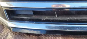 Volkswagen PASSAT B7 Grille calandre supérieure de pare-chocs avant 3AA853651