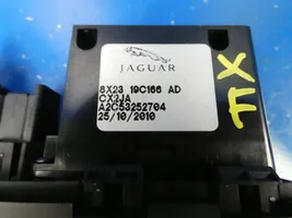 Jaguar XF X250 USB-pistokeliitin 8X2319C166AD