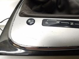 Mercedes-Benz E W211 Consola de plástico de la palanca de cambios 2118206610