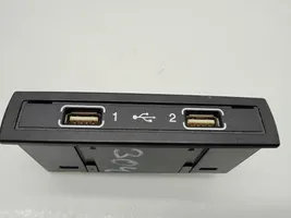 Mercedes-Benz E W212 USB-pistokeliitin A1728202826