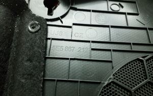 Skoda Octavia Mk3 (5E) Boczki / Poszycie drzwi tylnych 5E5867212