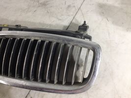 BMW 7 E65 E66 Grille calandre supérieure de pare-chocs avant 7037727