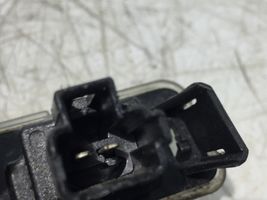 Toyota Yaris Lampa oświetlenia tylnej tablicy rejestracyjnej L000012