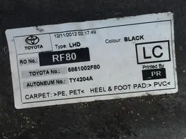 Toyota Auris E180 Sisäinen matto 5851002F80