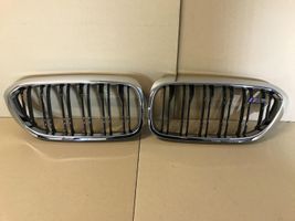 BMW M5 F90 Grotelės viršutinės 8063173 8063174