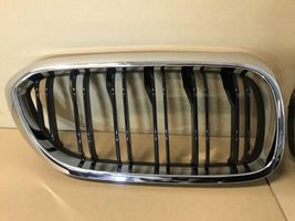 BMW M5 F90 Grotelės viršutinės 8063173 8063174