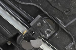 Mazda 2 Elektryczny podnośnik szyby drzwi tylnych 