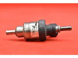 BMW 5 E39 Fuel injector 67R-010213