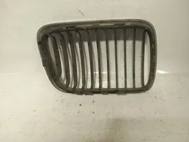 BMW 3 E36 Grille calandre supérieure de pare-chocs avant 51138185801