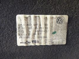 Volkswagen Golf IV Tavaratilan sivuverhoilu 1J6867428