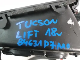 Hyundai Tucson TL 12 voltin pistorasia (edessä) 84631-D7AA0