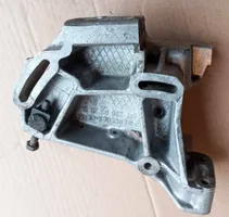 Mercedes-Benz W123 Support de pompe de direction assistée 6172360230