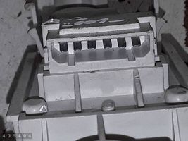 Audi A2 Takavalon polttimon suojan pidike 28668006