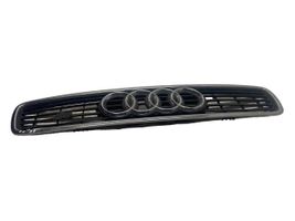 Audi A4 S4 B5 8D Grotelės priekinės 8D0853651E