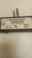 Mercedes-Benz C W203 Pystyantennivahvistin A2038208689