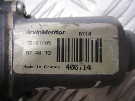 Nissan Primera Moteur de lève-vitre de porte avant 