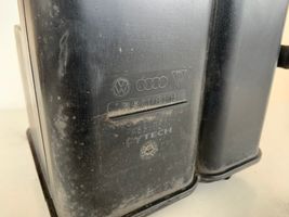 Audi Q7 4L Aktiivihiilisuodattimen polttoainehöyrysäiliö 7L8201801B