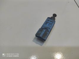 Volkswagen Golf III Clutch pedal sensor 1H0927189