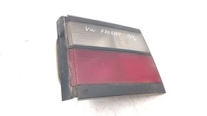 Volkswagen PASSAT B3 Lampy tylnej klapy bagażnika 333945108