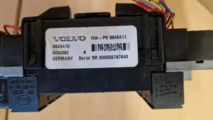 Volvo XC70 Ramka / Moduł bezpieczników 8645410