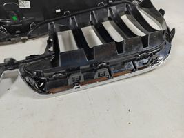 BMW X1 U11 Etupuskurin ylempi jäähdytinsäleikkö 988030110