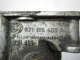 Volkswagen Golf III Supporto di montaggio del filtro dell’olio 021115403A