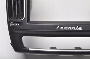 Maserati Levante Kojelaudan sivutuuletussuuttimen kehys 6700749220