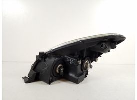 Toyota Corolla Verso AR10 Lampa przednia 811300F020