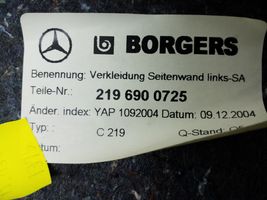Mercedes-Benz CLS C219 Panneau, garniture de coffre latérale A2196900725