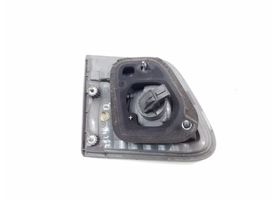 Toyota Avensis T270 Lampy tylnej klapy bagażnika 8158105120