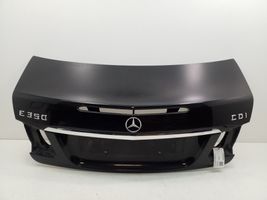 Mercedes-Benz E C207 W207 Takaluukun/tavaratilan kansi A2077500175