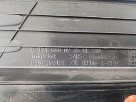 Mercedes-Benz SLK R171 Etuoven kynnyksen suojalista A1716800235