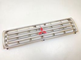 Mitsubishi Pajero Grille calandre supérieure de pare-chocs avant MB6195781