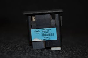 Nissan Qashqai Connecteur/prise USB 795405004