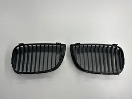 BMW 1 E81 E87 Griglia superiore del radiatore paraurti anteriore 7128613