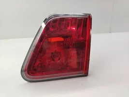 Toyota Avensis T270 Lampy tylnej klapy bagażnika 