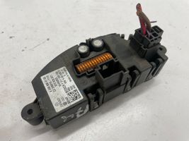 Audi A4 S4 B8 8K Lämpöpuhaltimen tuulettimen rele 8T0820521