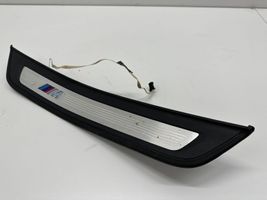 BMW 5 G30 G31 Aizmugurējā sliekšņa dekoratīvā apdare (iekšējā) 8064905