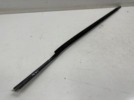 Nissan Qashqai J12 Rivestimento modanatura del vetro della portiera posteriore 