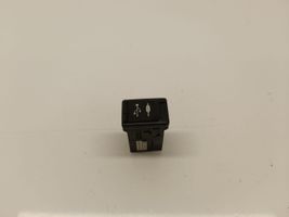 Toyota RAV 4 (XA40) Connettore plug in USB 8619042040