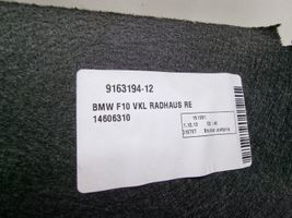 BMW 5 F10 F11 Tavaratilan sivuverhoilu 9163194
