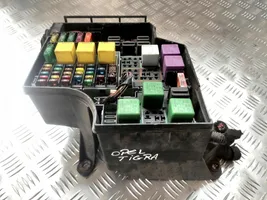 Opel Tigra B Fuse box set SKRZYNKA