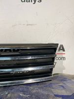 Volkswagen Touareg II Maskownica / Grill / Atrapa górna chłodnicy 7P6853653C