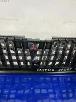 Mitsubishi Pajero Sport I Griglia superiore del radiatore paraurti anteriore MR221211