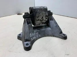 Mercedes-Benz E W211 Supporto di montaggio scatola del cambio A2112420540